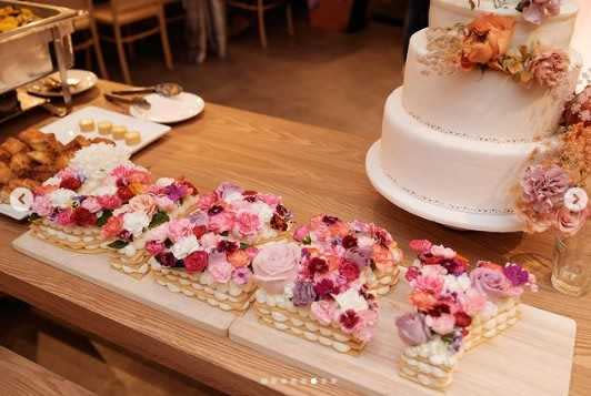王陽明準備有著妻子英文名字字樣的花朵蛋糕。（圖／翻攝自Instagram／dizzydizzo）