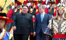 <p>South Korean President Moon Jae-in and North Korean leader Kim Jong Un attend a welcoming ceremony in the truce village of Panmunjom inside the demilitarized zone separating the two Koreas, South Korea, April 27, 2018. (Photo: Korea Summit Press Pool/Pool via Reuters/Reuters) </p>