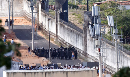 An inmate talks with riot-police after a new uprising broke out at Alcacuz prison in Natal, Rio Grande do Norte state, Brazil, January 16, 2017. REUTERS/Josemar Goncalves