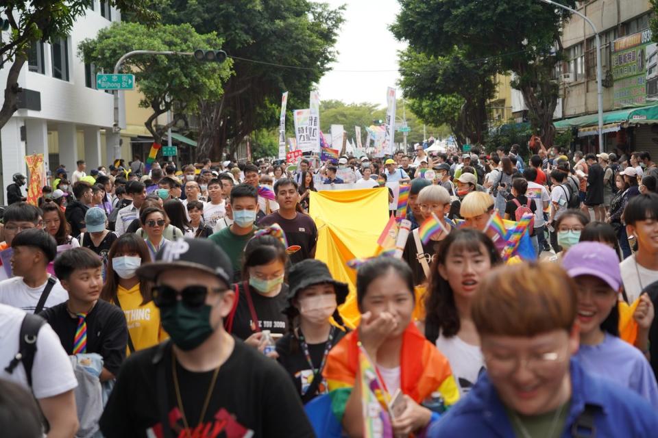 高雄同志大遊行今下午登場，估計約4萬人參與，彩虹旗幟四處飄揚。   圖：取自高雄同志大遊行臉書社團