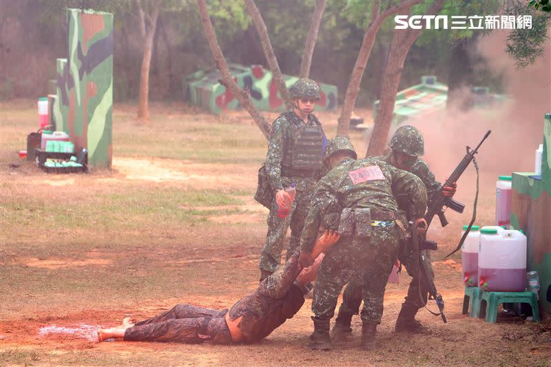 單兵戰鬥教練場戰傷救護。（圖/記者邱榮吉攝影）