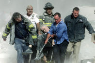 Los trabajadores de rescate llevan el cuerpo del capellán del Cuerpo de Bomberos, el reverendo Mychal Judge, que murió mientras atendía a una de las víctimas.<br><br>Foto: REUTERS/Shannon Stapleton