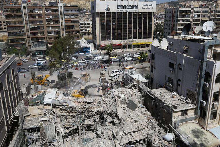 Los trabajadores de rescate buscan entre los escombros de un edificio anexo a la embajada iraní un día después de un ataque aéreo en Damasco el 2 de abril de 2024.