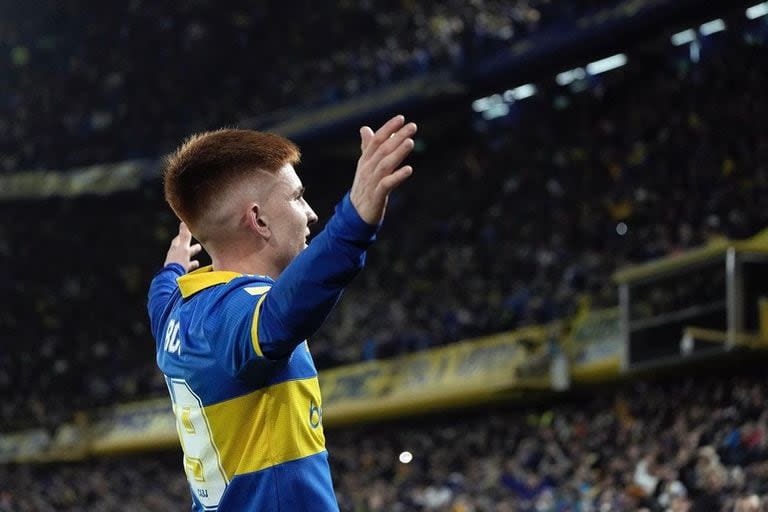 Como si se despidiera anticipadamente del público xeneize, Valentín Barco abre los brazos ante las plateas de La Bombonera; pronto será futbolista de Brighton & Hove, quiera o no la dirigencia de Boca.