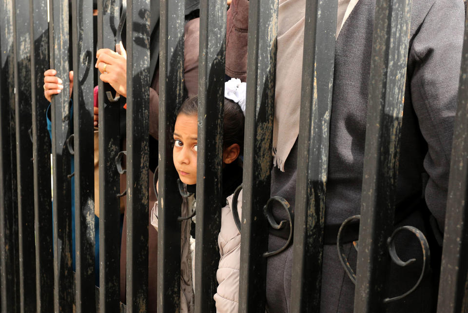 Thousands of Palestinians crowd the Gaza Rafah border crossing with Egypt