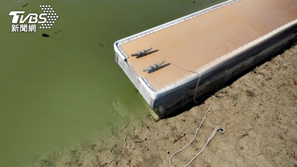 2年前（右下，黃色部分），佛森湖浮動碼頭緊貼湖底；如今綠色湖水覆蓋（左上）。（圖／達志影像美聯社）