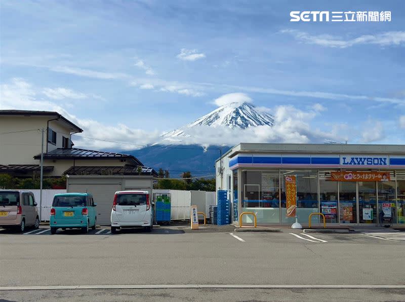 河口湖車站前的LAWSON便利商店是富士山熱門打卡景點之一，5月1日後此景可能再也看不見。(圖／民眾提供)