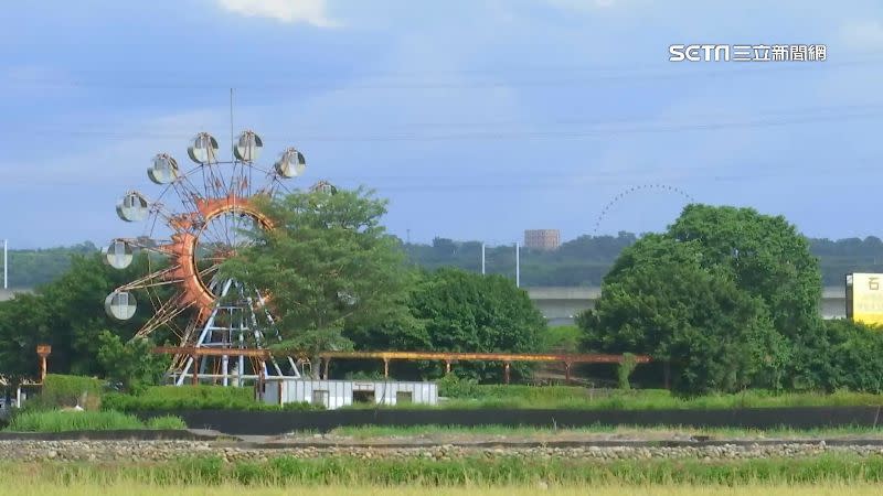 台中外埔石頭公園內可以看到「雙摩天輪」搭配稻浪的美景。