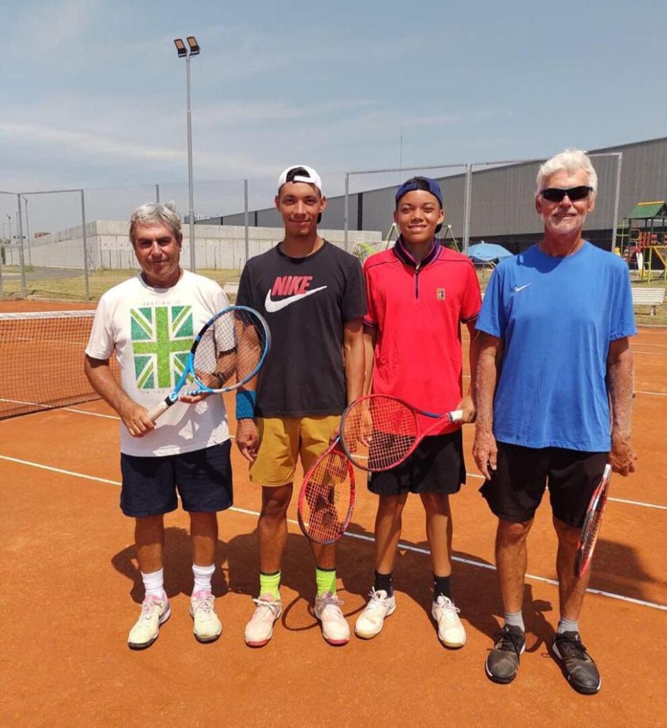 En 2022, Darwin Blanch (remera roja) con los entrenadores argentinos que tuvo en el CET de Buenos Aires, Daniel García y Claudio Menna; su hermano Dali, de negro