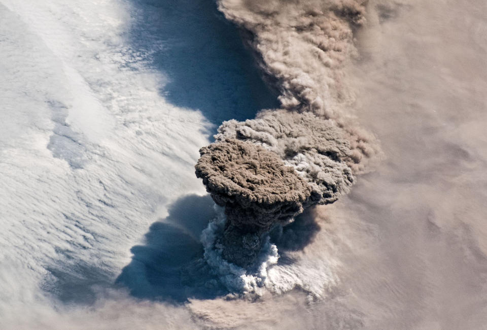 La erupción del Raikoke fue captada por astronautas de la NASA.(Foto NASA/Expedition 59 Crew/Handout via REUTERS)