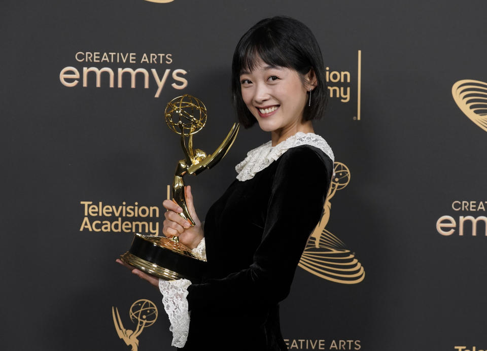 Lee Yoo-Mi posa en la sala de prensa con el premio a mejor actriz invitada en una serie de drama por "Squid Game" en la segunda noche de los Premios Emmy a las Artes Creativas el domingo 4 de septiembre de 2022 en el Teatro Microsoft en Los Angeles. (Foto AP/Chris Pizzello)