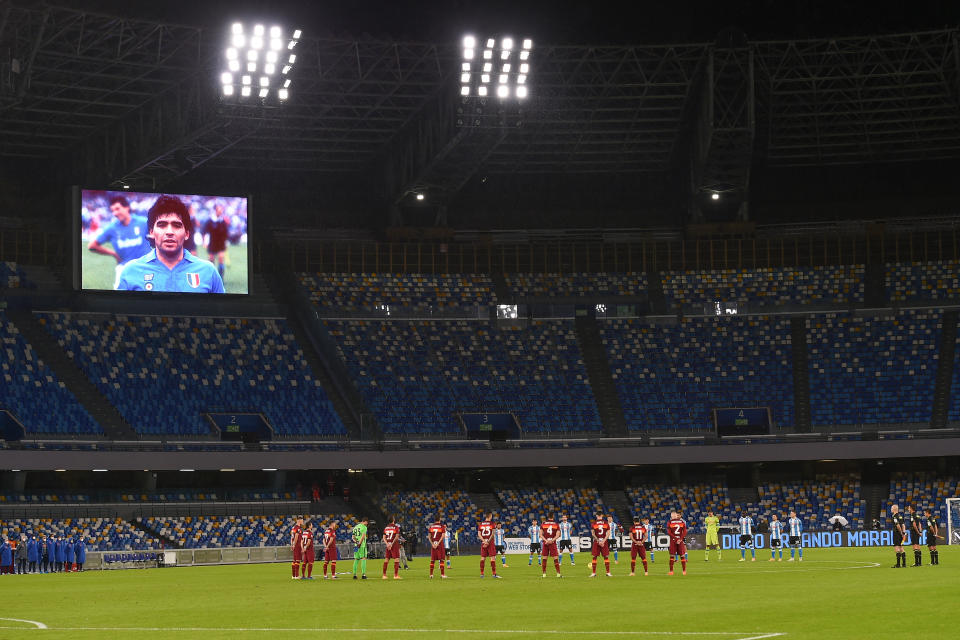 Auch vor der Partie zwischen SSC Neapel und dem AS Rom gedachten die Mannschaften dem verstorbenen Superstar. (Bild: Franco Romano/NurPhoto via Getty Images)