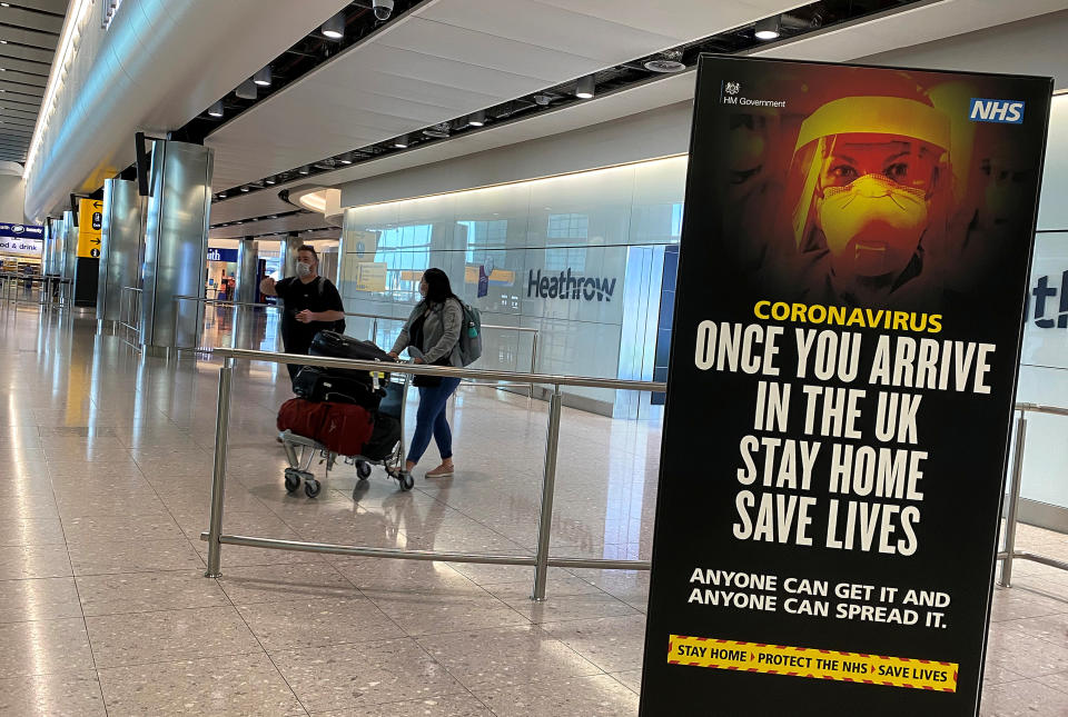 Un cartel en el Aeropuerto de Heathrow de Londres (Reino Unido) pide a los pasajeros que lleguen el país que permanezcan en sus casas. (Foto: Toby Melville / Reuters).