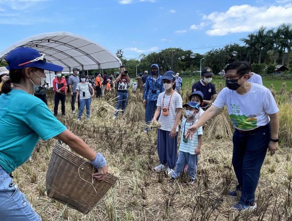 「投投是稻」則是使用稻草製作成球型進行投籃。（北市產發局提供）