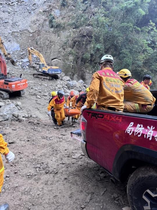 花蓮太魯閣砂卡礑步道在3日強震後嚴重受損，多人失聯、罹難，搜救隊及重機具10日下午移出第2具遺體，送往殯儀館。（圖／花蓮縣消防局提供）