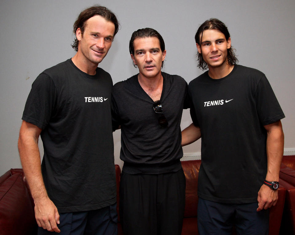 Spainish actor Antonio Banderas (C) poses with Spanish tennis players Rafael Nadal (R) and Carlos Moya after their match at the French Open tennis tournament at Roland Garros in Paris June 6, 2007. REUTERS/Thomas Coex/ Pool (FRANCE)