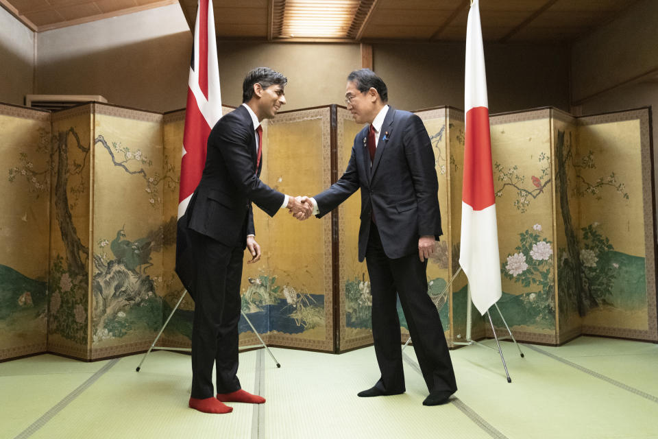 British Prime Minister Rishi Sunak, left, meets Japanese Prime Minister Fumio Kishida ahead of their bilateral meeting in Hiroshima ahead of the G7 Summit in Japan, Thursday May 18, 2023. (Stefan Rousseau, Pool via AP)