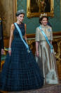 <p>Letizia d'Espagne pour son dîner d'Etat en Suède, elle a piqué la robe H&M de la princesse Victoria !</p> <br><a href="https://www.femina.fr/diaporama/photos-letizia-d-espagne-pour-son-diner-d-etat-en-suede-elle-a-pique-la-robe-h-m-de-la-princesse-victoria#xtor=AL-34" rel="nofollow noopener" target="_blank" data-ylk="slk:Voir la suite des photos sur Femina.fr;elm:context_link;itc:0;sec:content-canvas" class="link ">Voir la suite des photos sur Femina.fr</a><br><h3>A lire aussi</h3><ul><li><a href="https://www.femina.fr/diaporama/photos-le-prince-charles-fait-le-plein-d-eau-benite-en-jordanie-il-veut-baptiser-tous-les-nouveaux-royal-babies#xtor=AL-34" rel="nofollow noopener" target="_blank" data-ylk="slk:Photos - Le prince Charles fait le plein d'eau bénite en Jordanie : il veut baptiser tous les nouveaux royal babies !;elm:context_link;itc:0;sec:content-canvas" class="link ">Photos - Le prince Charles fait le plein d'eau bénite en Jordanie : il veut baptiser tous les nouveaux royal babies !</a></li><li><a href="https://www.femina.fr/diaporama/photos-mais-pourquoi-kate-middleton-portait-elle-trois-coquelicots-a-la-ceremonie-du-remembrance-sunday#xtor=AL-34" rel="nofollow noopener" target="_blank" data-ylk="slk:Photos - Mais pourquoi Kate Middleton portait-elle trois coquelicots à la cérémonie du Remembrance Sunday ?;elm:context_link;itc:0;sec:content-canvas" class="link ">Photos - Mais pourquoi Kate Middleton portait-elle trois coquelicots à la cérémonie du Remembrance Sunday ?</a></li><li><a href="https://www.femina.fr/diaporama/photos-mako-du-japon-edward-viii-prince-philip-ils-ont-renonce-a-leurs-titres-par-amour#xtor=AL-34" rel="nofollow noopener" target="_blank" data-ylk="slk:Photos : Mako du Japon, Edward VIII, Prince Philip... ils ont renoncé à leurs titres par amour !;elm:context_link;itc:0;sec:content-canvas" class="link ">Photos : Mako du Japon, Edward VIII, Prince Philip... ils ont renoncé à leurs titres par amour !</a></li><li><a href="https://www.femina.fr/diaporama/mako-du-japon-s-est-mariee-a-un-roturier-elle-renonce-a-etre-princesse-et-met-le-cap-vers-new-york#xtor=AL-34" rel="nofollow noopener" target="_blank" data-ylk="slk:Mako du Japon s'est mariée à un roturier : elle renonce à être princesse et met le cap vers New York !;elm:context_link;itc:0;sec:content-canvas" class="link ">Mako du Japon s'est mariée à un roturier : elle renonce à être princesse et met le cap vers New York !</a></li><li><a href="https://www.femina.fr/diaporama/elizabeth-ii-se-deplace-avec-une-canne-pour-la-premiere-fois-en-17-ans#xtor=AL-34" rel="nofollow noopener" target="_blank" data-ylk="slk:Photos - Elizabeth II se déplace avec une canne pour la première fois en 17 ans;elm:context_link;itc:0;sec:content-canvas" class="link ">Photos - Elizabeth II se déplace avec une canne pour la première fois en 17 ans</a></li></ul>