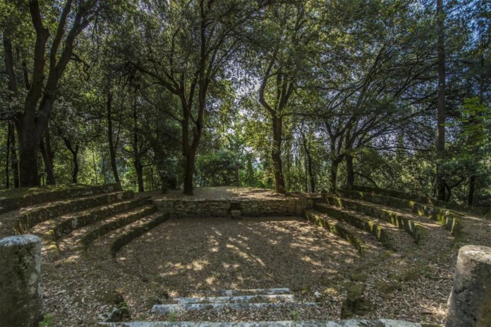 En los jardines también destaca este anfiteatro de piedra que tiene una capacidad para 200 personas. (Foto: <a href="http://www.christiesrealestate.com/sales/detail/170-l-78074-1908050637437485/villa-la-vagnola-cetona-si" rel="nofollow noopener" target="_blank" data-ylk="slk:Christie's Real Estate;elm:context_link;itc:0;sec:content-canvas" class="link ">Christie's Real Estate</a>).