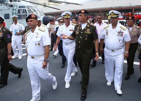 Venezuela's Defense Minister Vladimir Padrino Lopez (C) attends the arrival ceremony of the China's People's Liberation Army (PLA) Navy hospital ship Peace Ark at the port in La Guaira, Venezuela September 22, 2018. REUTERS/Manaure Quintero