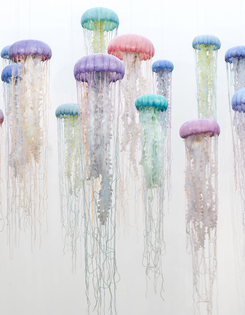 <p>Œuvre de l'artiste d'origine israélienne, Micha Laury, cette colonie de vingt-neuf méduses en silicone, déployant leurs longs filaments à la beauté menaçante, semble suspendue dans l'air. (Sans titre, 2006).</p><br>
