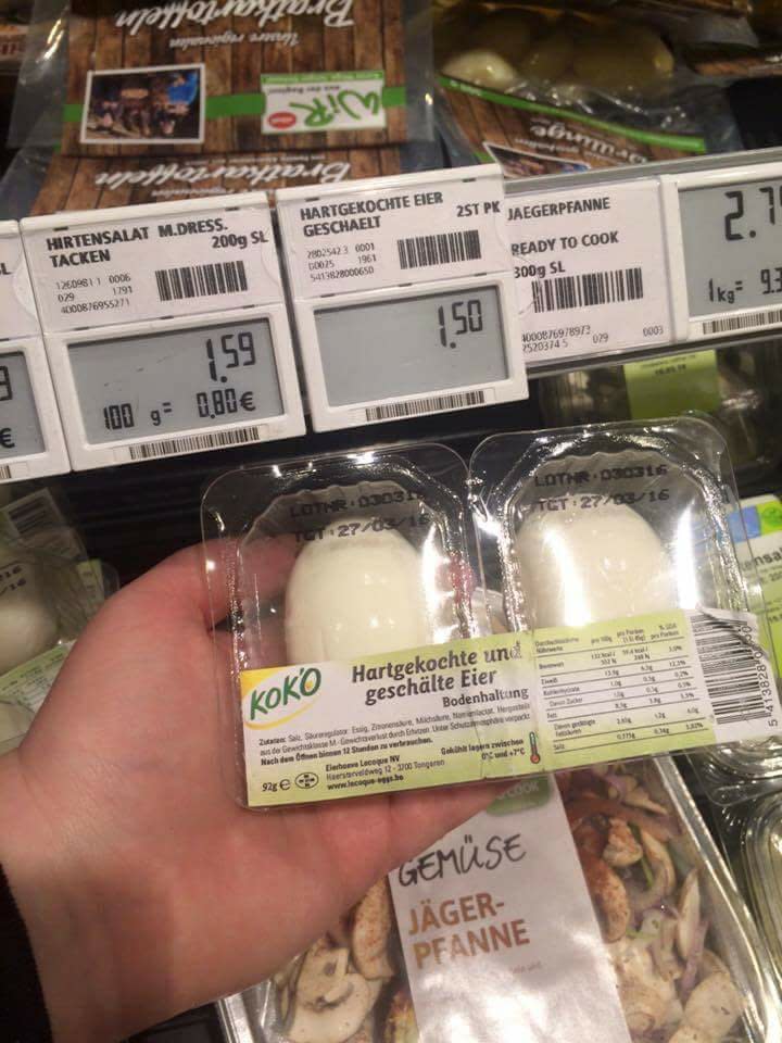 <p>Diese Eier machen Supermarktkunden wütend: In einem Supermarkt sind gekochte Eier erhältlich, die bereits geschält und anschließend in Plastik eingeschweißt wurden – zwei Eier kosten so gleich stolze 1,50 Euro und der Kauf ist zudem durch die Verpackung nicht gerade umweltfreundlich. Nächstes Mal also vielleicht lieber wieder mit natürlicher Schale kaufen? (Bild: Facebook/Landwirtschaft) </p>