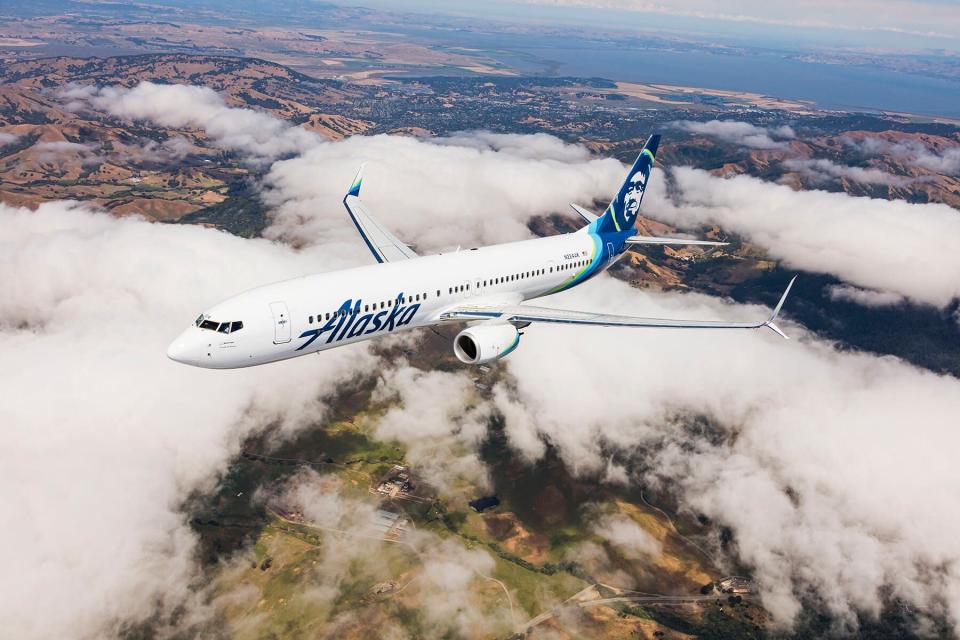 Alaska Airlines Boeing 737-900ER in flight