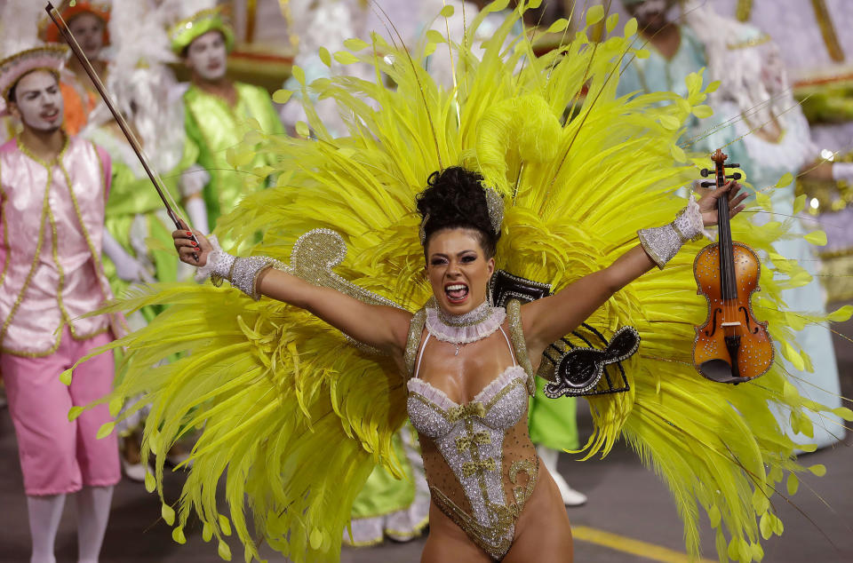 <p>A dancer from the Tom Maior samba school performs during a carnival parade in Sao Paulo, Brazil, Saturday, Feb. 10, 2018. (Photo: Andre Penner/AP) </p>