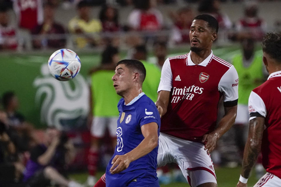 Kai Havertz (izquierda) de Chelsea domina un balón frente a William Saliba de Arsenal durante un partido amistoso, el 23 de julio de 2022, en Orlando, Florida. (AP Foto/John Raoux)