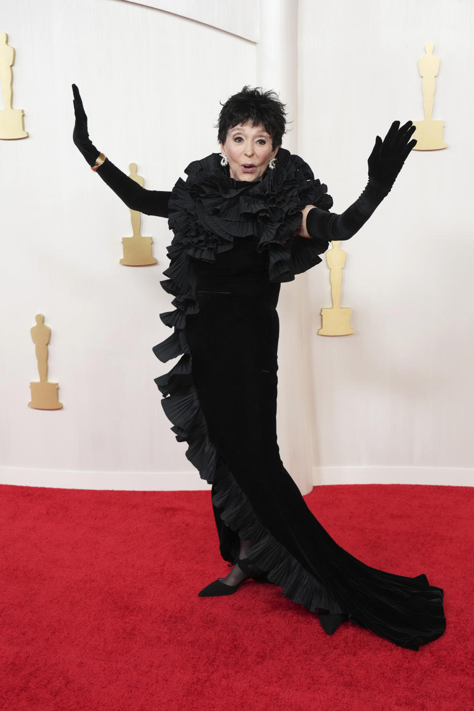 Rita Moreno llega a los Oscar el domingo 10 de marzo de 2024, en el Teatro Dolby en Los Ángeles. (Foto Jordan Strauss/Invision/AP)