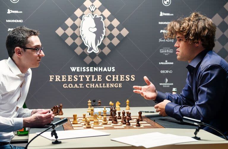 Carlsen (derecha) derrotó en el juego final a Fabiano Caruana, el estadounidense que ocupa el segundo lugar en el ranking mundial.