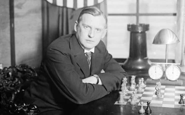 Alexánder Alekhine puede ser uno de los maestros de ajedrez que más sentimientos de admiración y repugnancia genere