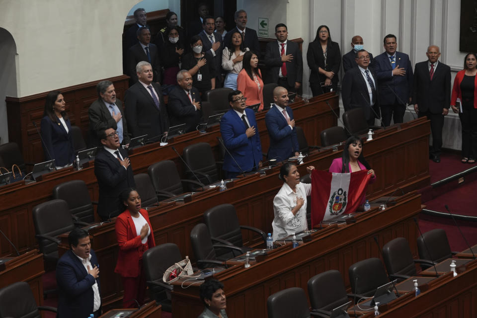 Legisladores cantan el himno nacional dentro del Congreso después de que el presidente peruano Pedro Castillo disolviera el hemiciclo el día en que tenían previsto votar por la destitución del presidente en Lima, Perú, el miércoles 7 de diciembre. Castillo también llamó a nuevas elecciones legislativas, antes de que los legisladores pudieran debatir el tercer intento de removerlo del cargo. (AP Foto/Guadalupe Pardo)