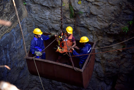 Divers use a pulley to enter a coal mine that collapsed in Ksan, in Meghalaya, India, December 29, 2018. REUTERS/Anuwar Hazarika