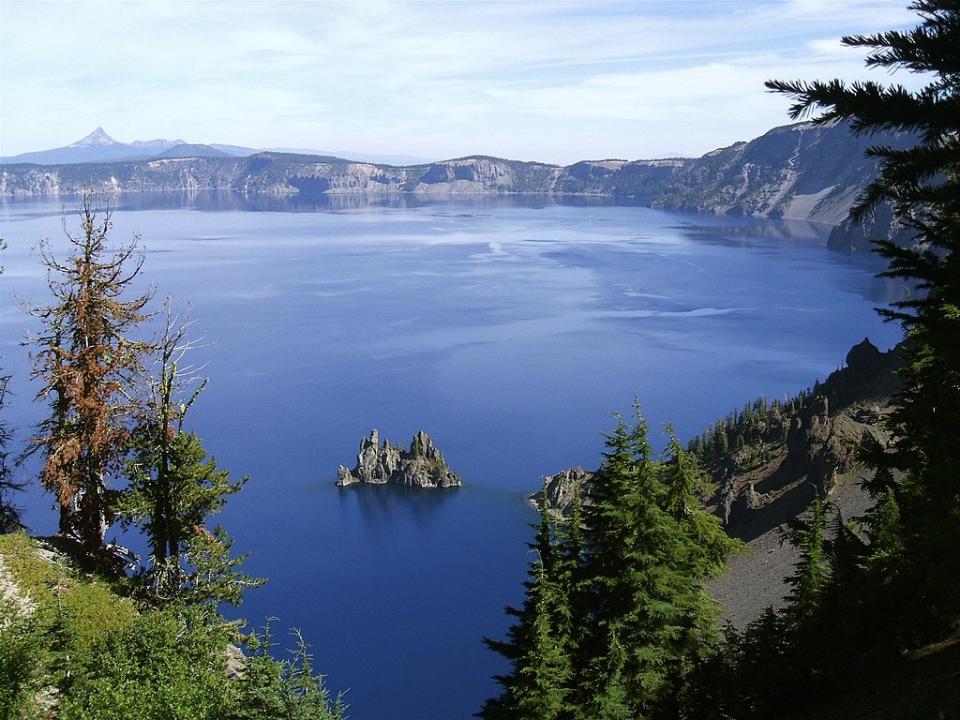 火山口湖 (Photo by Glenn Scofield Williams from Portland, Oregon, USA, License: CC BY-SA 2.0, Wikimedia Commons提供, 圖片來源commons.wikimedia.org/wiki/File:Sun_Notch_Viewpoint,_Crater_Lake_National_Park,_Oregon.jpg)