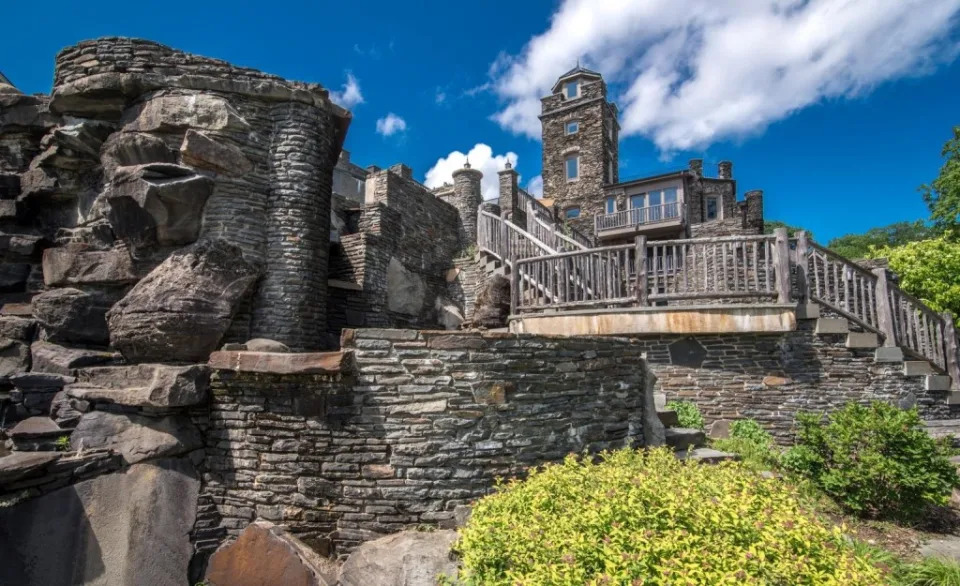 A wide shot of the residence. Stephen Dolinsky