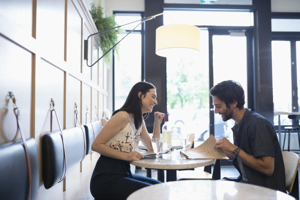 Ein Date aus dem Netz könnte zur Kostenfalle werden (Symbolbild: Getty Images)