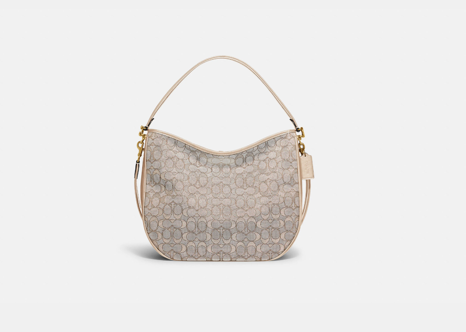 Bolso hobo Soft Tabby en tejido jacquard con el monograma de la marca. (Foto: Coach)