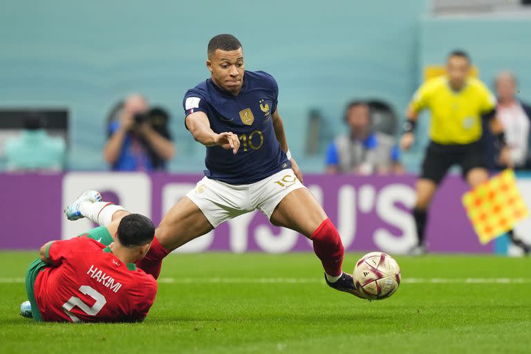 Kylian Mbappé controlando la pelota ante la presión de Hakimi, durante el partido entre Francia y Marruecos