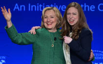 <p>Wenig überraschend war, dass auch Hillary Clintons Tochter Chelsea sich solidarisch mit ihrer Mutter zeigte. “Ich bin so stolz auf dich, Mama. Ich kann es nicht erwarten, dich heute Abend auf der Bühne zu sehen.” (Bild: Getty Images)</p>