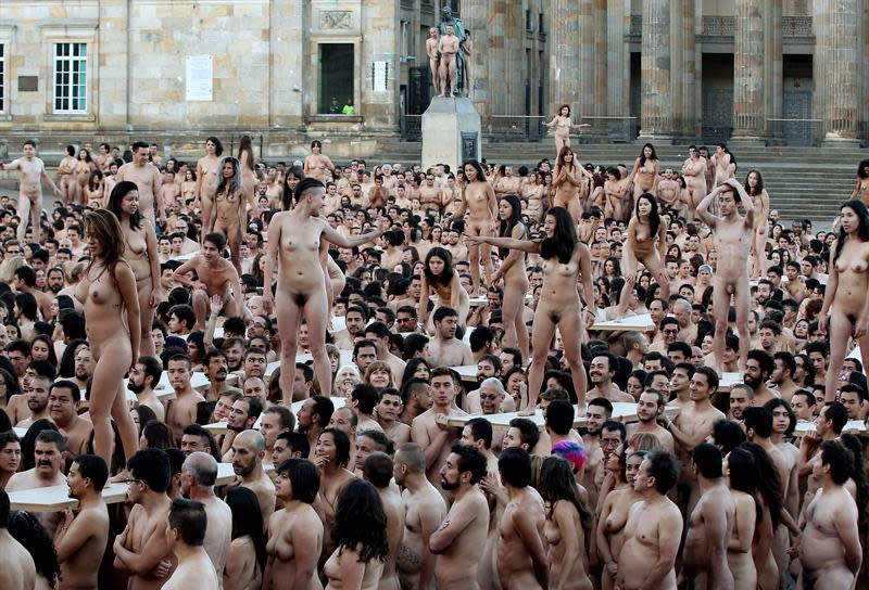 Un total de 6.132 personas que se desnudaron en la céntrica Plaza Bolívar de Bogotá y posaron para el fotógrafo estadounidense Spencer Tunick tuvieron que superar el pudor y el frío en la carrera contra el sol que el artista inicia cada madrugada que realiza sus instantáneas. FOTO: Leonardo Muñoz (EFE)