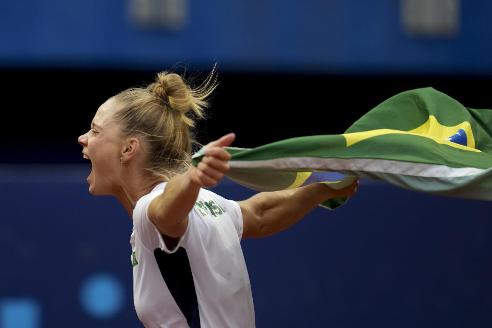 La brasileña Laura Pigossi celebra tras ganar la medalla de oro de individuales en el tenis femenino de los Juegos Panamericanos en Santiago, Chile, el domingo 29 de octubre de 2023. (AP Foto/Dolores Ochoa)