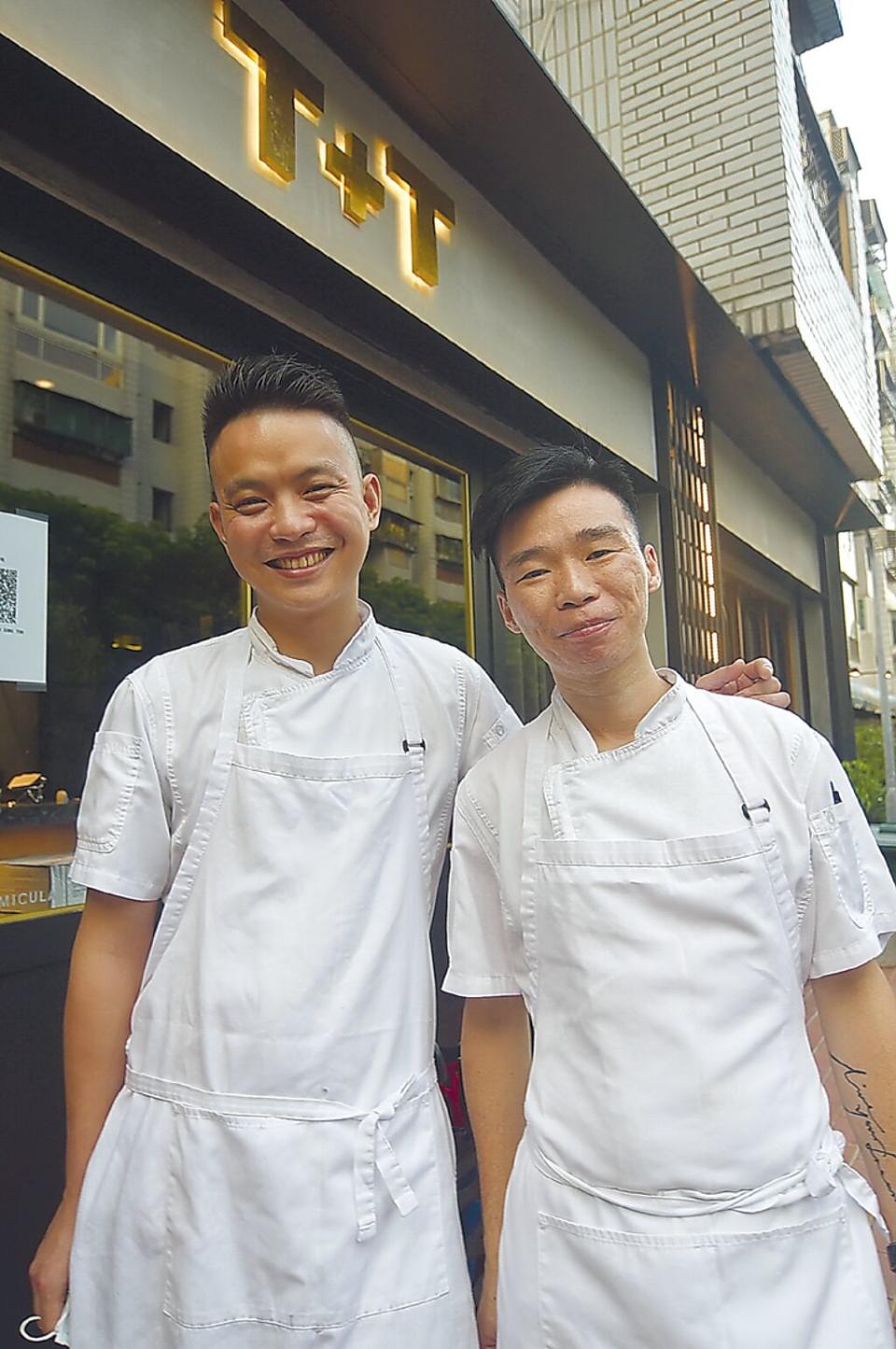 台北晶華酒店請到一星餐廳〈T+T〉雙主廚蔡元善（右起）和古俊基，為「晶華美食到你家」美食外賣平台設計外賣套餐。圖／姚舜