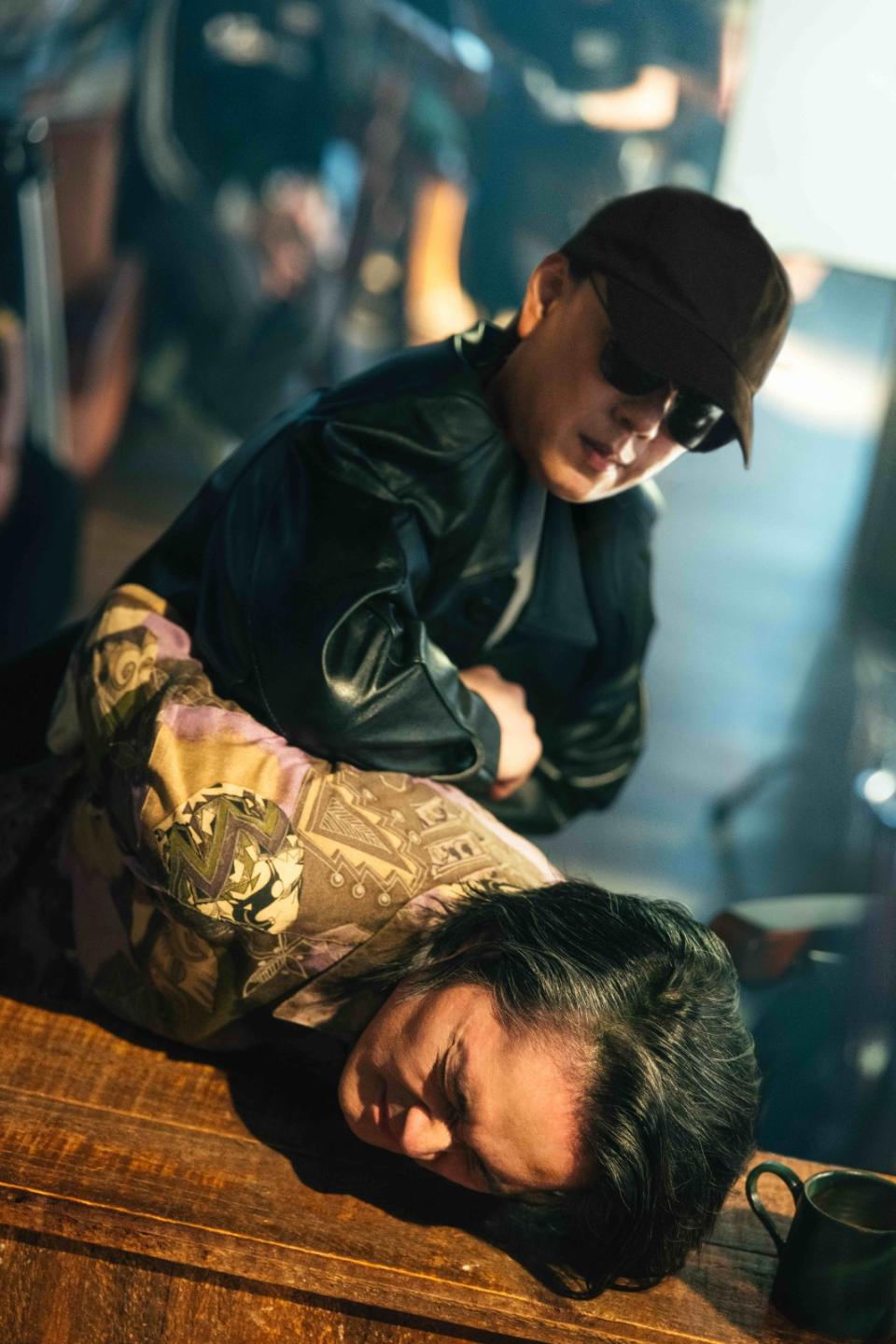 蕭煌奇（後）在〈寂寞而已〉MV中飾演警察，感謝江國賓分享拍戲祕訣。華納音樂提供