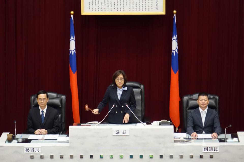 高雄市議長康裕成敲下議事槌，宣布第4屆第3次定期大會正式開幕。（記者羅琦文攝）