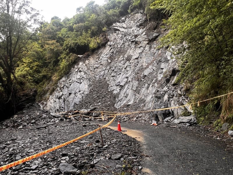 大鹿林道東線5.2公里處坍方  自行車暫時禁入 雪霸國家公園大鹿林道東線5.2公里處因鋒面豪雨大面 積崩塌，阻斷通行，雪霸管理處25日表示，在坍方搶 通之前，暫時禁止自行車進入，並建議山友暫緩大霸 線登山行程。 （雪霸國家公園管理處提供） 中央社記者管瑞平傳真  113年4月25日 