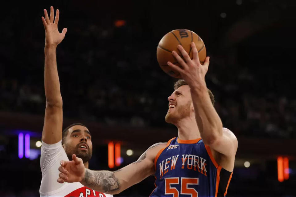 多倫多暴龍隊球員喬泰波特(Jontay Porter，左)因違反投注規則而被 NBA 終身禁賽。法新社