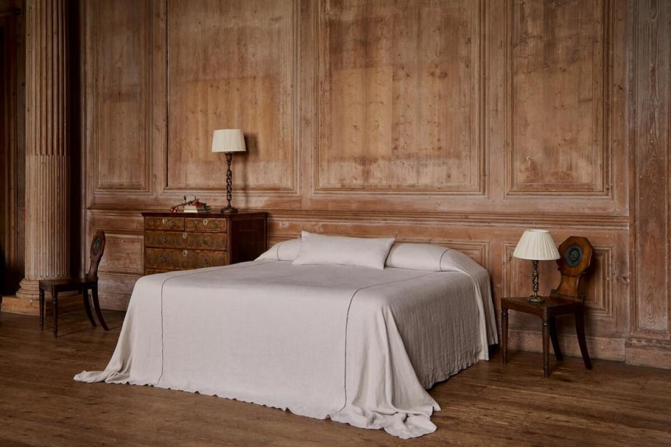 The trace heavyweight bedcover and repose cushion in flax