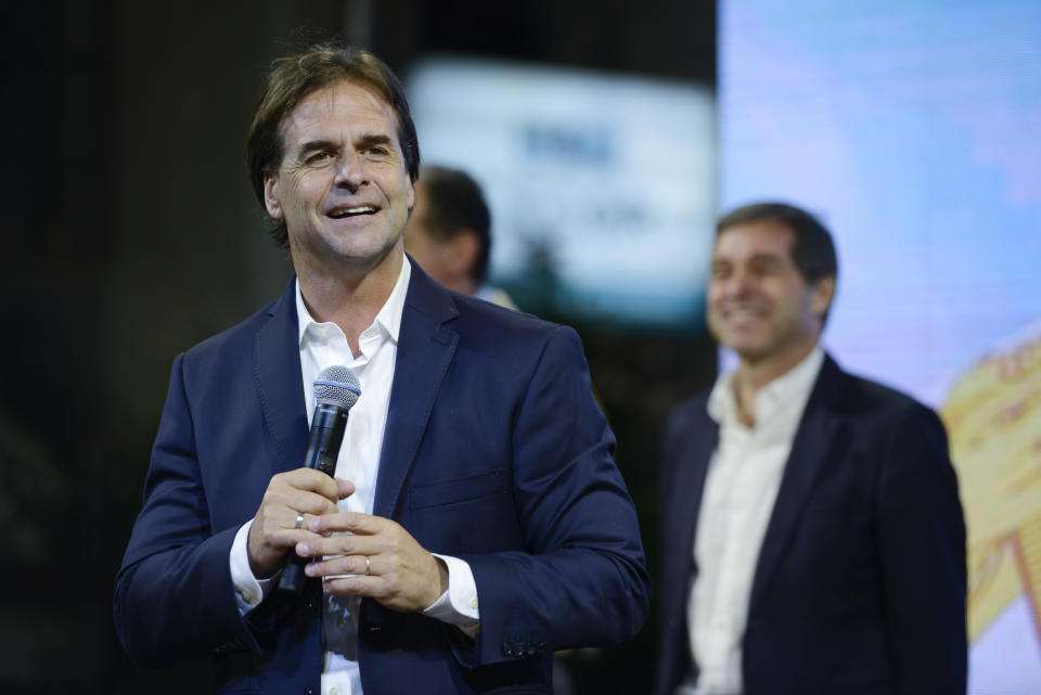 Luis Lacalle Pou, candidato presidencial opositor, se dirige a sus simpatizantes en Montevideo, Uruguay, el lunes 25 de noviembre de 2019. (AP Foto/Santiago Mazzarovich)