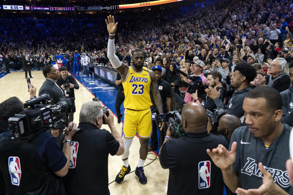 LeBron James (23) de los Lakers de Los Ángeles reacciona tras quedar tercero en la lista histórica de anotadores de la NBA en el partido ante ls 76ers de Filadelfia, el sábado 25 de enero de 2020. (AP Foto/Chris Szagola)